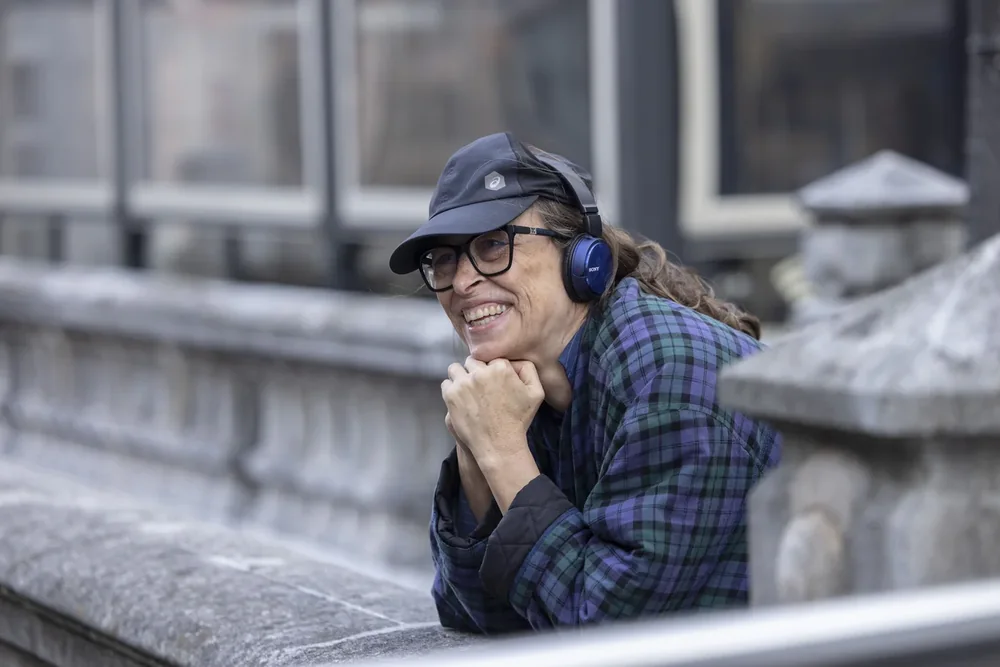 Ione Hernández Sáenz, con gorra y auriculares, sonríe durante el rodaje.