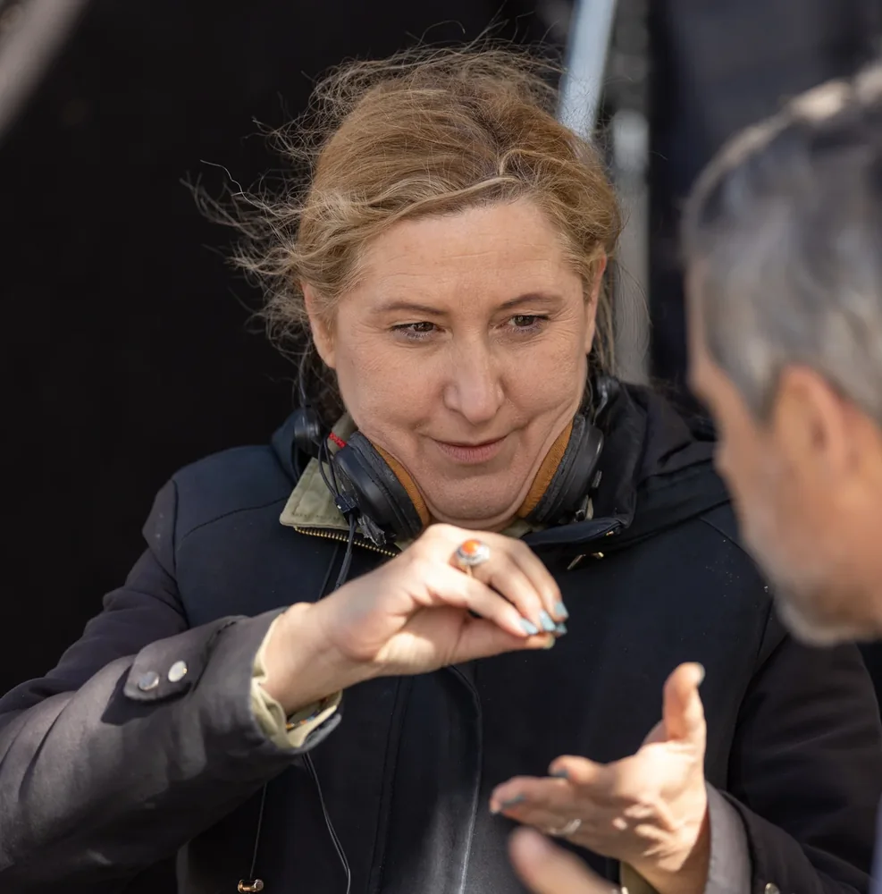 Ana Graciani da indicaciones durante el rodaje.