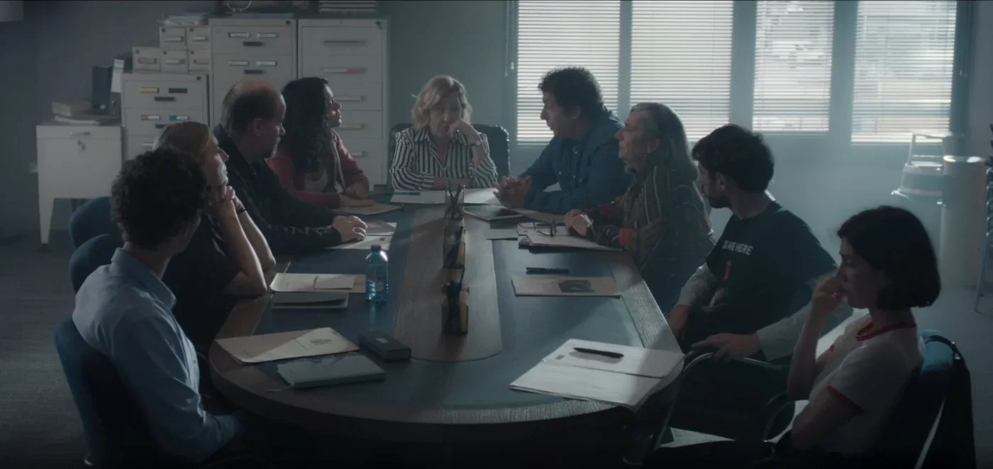 Fotograma de «Los justos»: los miembros de un jurado deliberan alrededor de una mesa de reuniones.