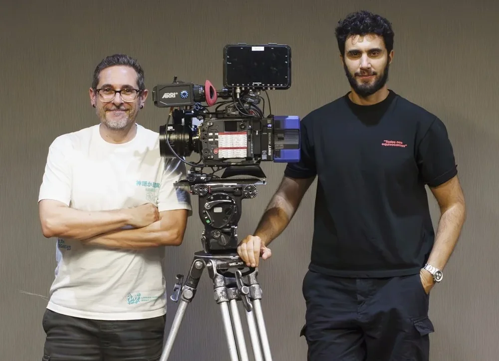 Jorge A. Lara y Fer Pérez junto a una cámara de cine.